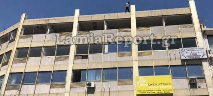 Ηρωική πράξη στη Λαμία: Η στιγμή που αστυνομικός απέτρεψε την αυτοκτονία πολυτέκνου (Bίντεο)